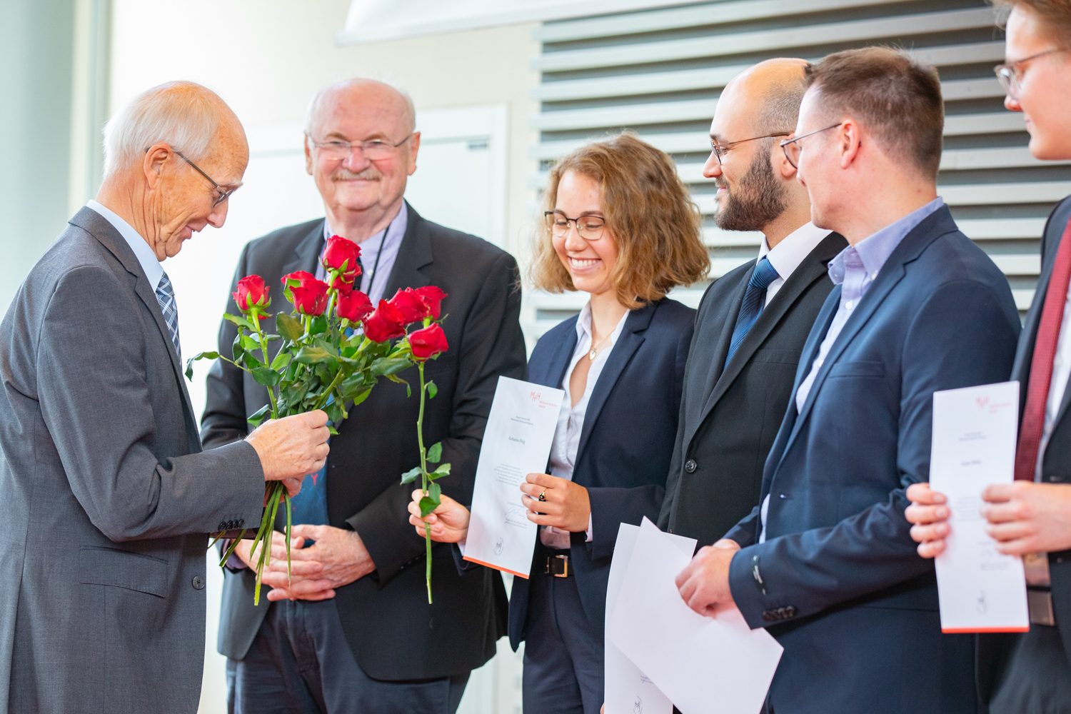 © Karin Kaiser, MHH Piepenbrock hält einen Strauße Rosen in der Hand